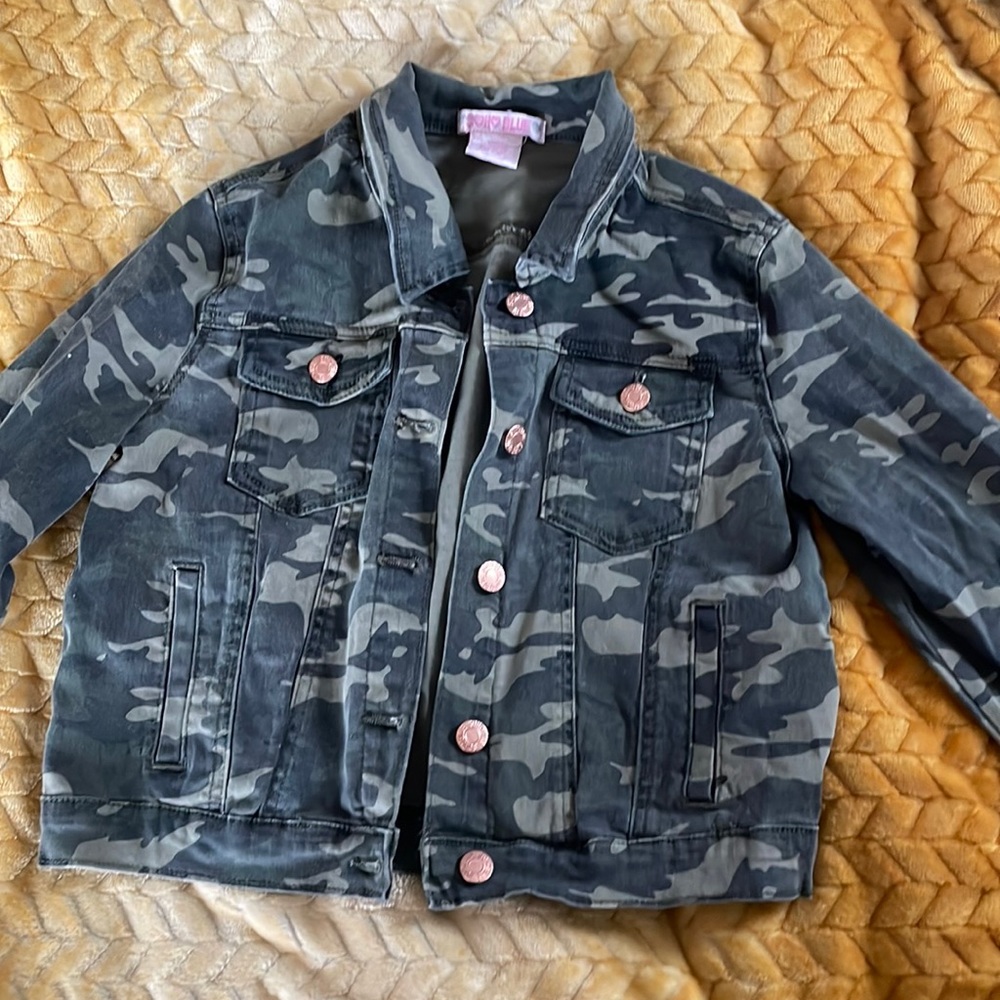 Girls camo Jean jacket no rips or stains